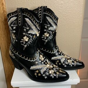 Western Floral and Feather Embroidered Cowgirl Boots NEW in box